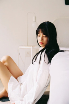 扒开粉嫩尿口露出大胸美女
